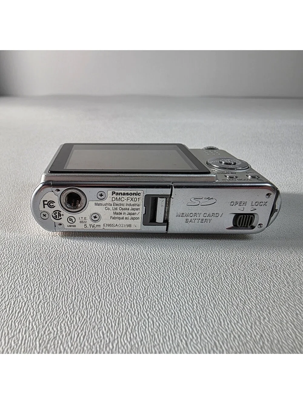 Panasonic LUMIX DMC-FX01 Silver Compact Camera 6MP W/Battery Only